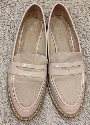 Туфлі на плоскому підборі asos design mail loafers бежеві лаковані, розмір 6