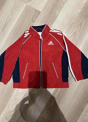 Курточка легка. adidas.