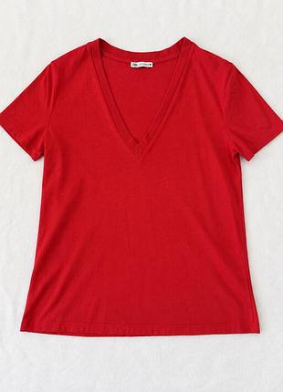 Червона футболка zara з глибоким v-подібним вирізом, розмір m