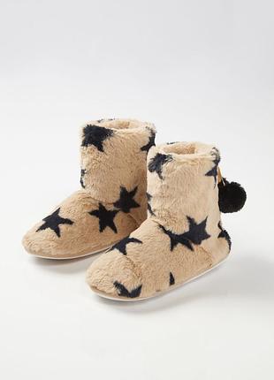 Бежеві пухнасті капці-чобітки boux avenue із чорними зірками розмір 40–41