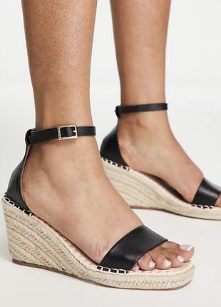 Босоніжки/ еспадрильї  на танкетці truffle collection espadrille wedges у чорному кольорі