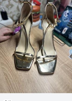 Босоніжки guess