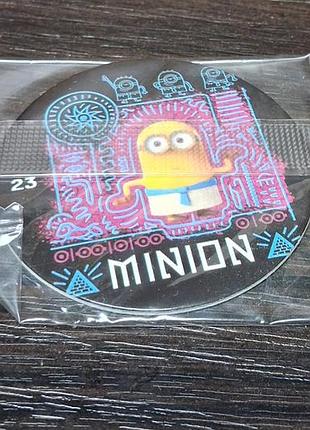 Коллекционная фишка chipicao из серии «миньоны» (minions), а именно номер 23 («minion») в запечатанной заводской упаковке