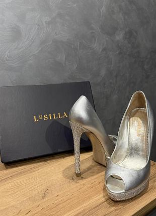 Люксові срібні туфлі le silla з кристалами swarovski