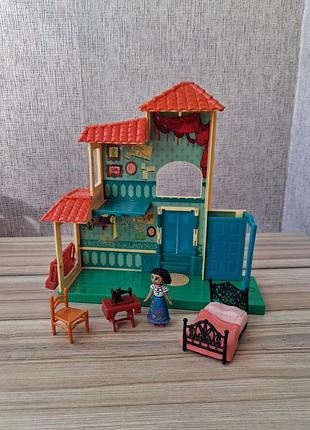 Игровой набор disney encanto mirabel room playset от производителя jakks pacific, отображающего комнату главной героини мультфильма «энканто»