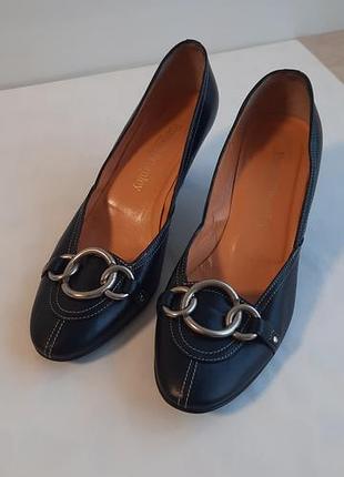 Итальянские кожаные туфли на каблуке с пряжкой russell &amp; bromley 38,5р / 25,5 см