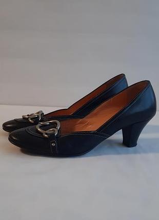 Итальянские кожаные туфли на каблуке с пряжкой russell &amp; bromley 38,5р / 25,5 см