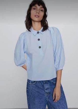 Светло-голубая женская  блузка от zara с объёмными рукавами и декоративными тёмными пуговицами