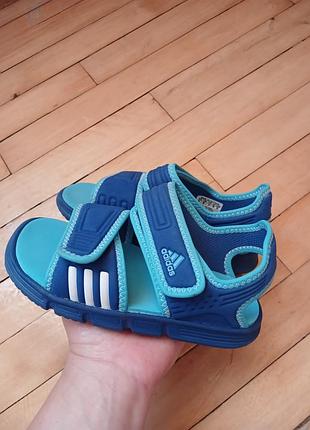 Легкие босоножки adidas