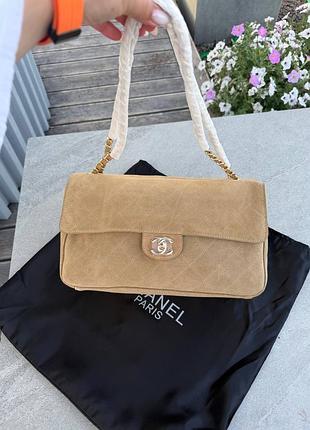 Женская бежевая сумка конверт medium из замши люкс бренд ша-нель cha-nel maxi flap bag