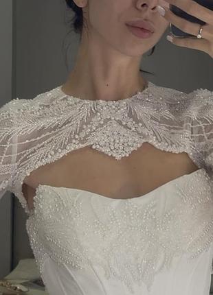 Свадебное болеро из кружева, украшенное бисером и жемчужинками