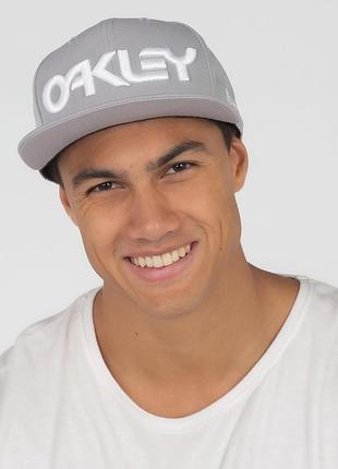 Кепка унисекс снейпбек oakley x new era 9fifty серая