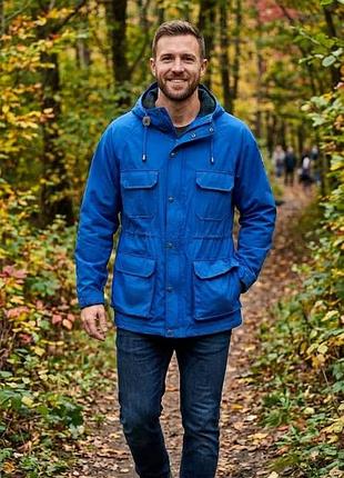 Классическая мужская куртка-парка penfield kasson hooded mountain parka в ярко-синем цвете. эта модель является визитной карточкой бренда penfield