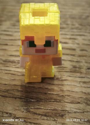 Алекс в золотой броне из серии kinder joy minecraft