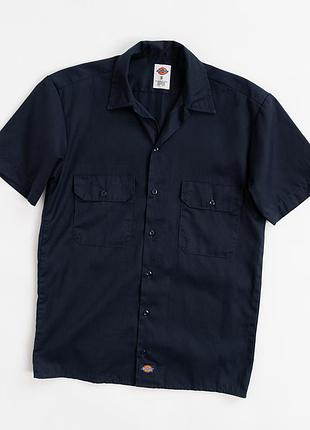 Чоловіча сорочка dickies з коротким рукавом у темно-синьому кольорі.крій із відкладним коміром, застібка на ґудзики по всій довжині та дві великі,