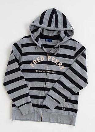 Чоловіча кофта з капюшоном fred perry у сірому кольорі з контрастними чорними горизонтальними смугами по всій поверхні. модель має повну застібку на