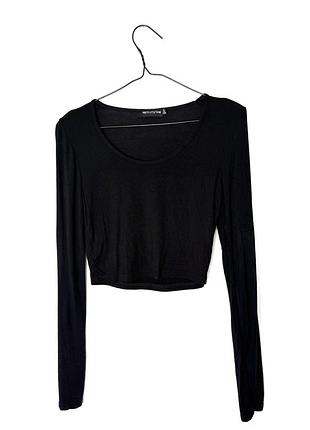 Чорний короткий лонгслив топ prettylittlething