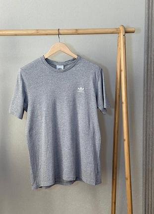 Чоловіча футболка adidas  •розмір м
