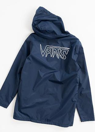 Чоловіча куртка vans насиченого, темно-синього кольору з капюшоном. модель має застібку на кнопки спереду, капюшон з м’якою, чорною, внутрішньою ча