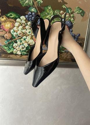 M&s collection чорні лаковані слінгбеки/туфлі slingback гостроносі на підборах