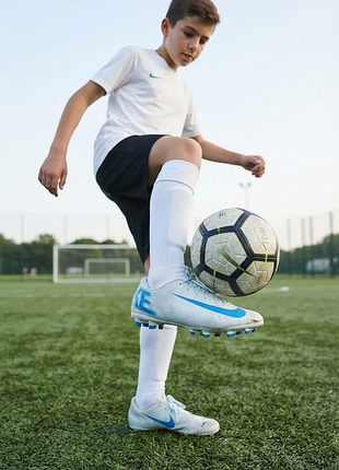 продаю классные футбольные бутсы nike mercurial. идеальный вариант для тех, кто ценит легкость и скорость на поле.