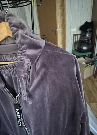 Продам красивый костюм велюр 10
