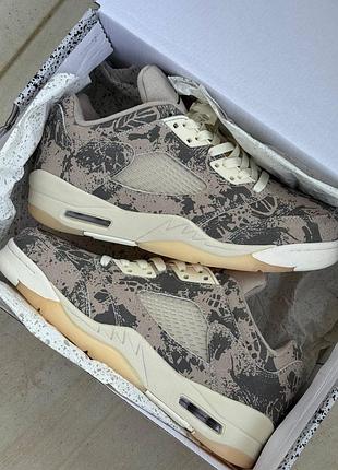 Бежеві кросівки унісекс air jordan 5 retro low expressions х джордан 40