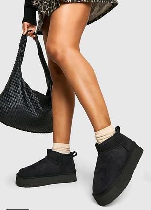 Чорні ультракороткі уггі (ultra mini boots) на платформі від британського бренду boohoo.