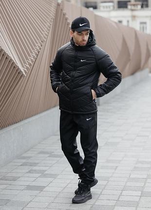 Чоловічий демісезонний комплект nike чорний, утеплена куртка motion на силіконі з прямим кроєм і спортивні штани на манжетах