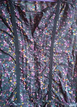 Стильна блуза в чудовий квітковий принт з елегантним декором3 фото