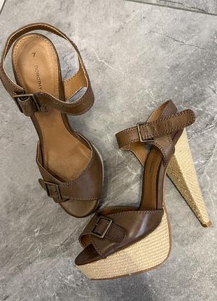 Босоніжки на високих підборах