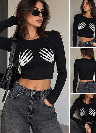Чорний укорочений лонгслів prettylittlething з принтом «скелетні руки» s-m