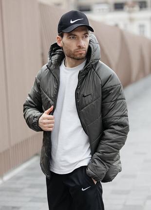 Молодіжна утеплена чоловіча куртка хакі nike з прямим кроєм, реглановими рукавами, регульованим низом і кишенями для речей