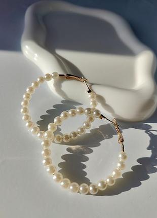 Серьги-кольца с жемчугом золотистые 5.5 см, женские круглые серьги конго с жемчужинами бижутерия, код 7418