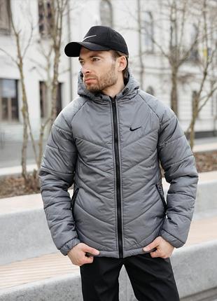 Демисезонная мужская серая куртка nike с силиконовым утеплителем, вшитым капюшоном, застежкой-молнией и регулируемым низом l