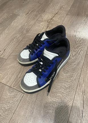 Кросівки чоловічі dolce gabbana з синім шкіряним верхом, білим перфорованим носком та сірими замшевими вставками.
