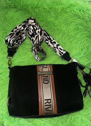 Черная маленькая сумка-кросс-боди (crossbody) бренда river island с текстильным ремешком с леопардовым принтом.