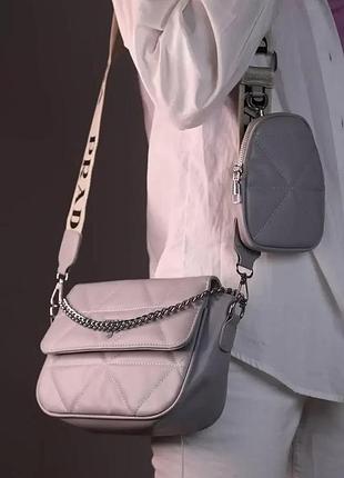 Шкіряна жіноча сумка з монетницею та ланцюжком prada сумочка кросс боді для жінки від прада сумка з ремінцем через плече 23х16х8см