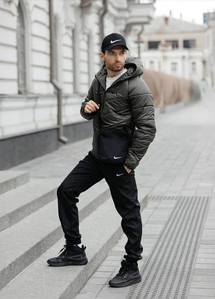 Демісезонний чоловічий комплект nike, утеплена куртка хакі motion на силіконі з прямим кроєм і спортивні штани на манжетах