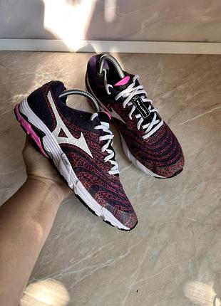 Жіночі бігові кросівки бренду mizuno