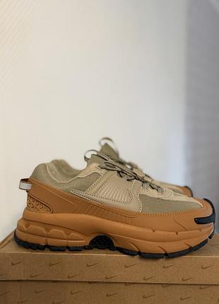 Чоловічі кросівки nike zoom vomero 5 roam flax beige/brown hq2181-200 42-43 розмір, 26,5 см