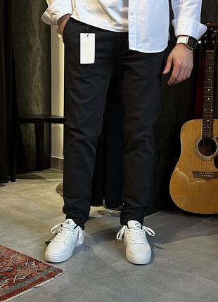 Zara чіно штани в чорному кольорі, мають завужену штанку. skinny fit.