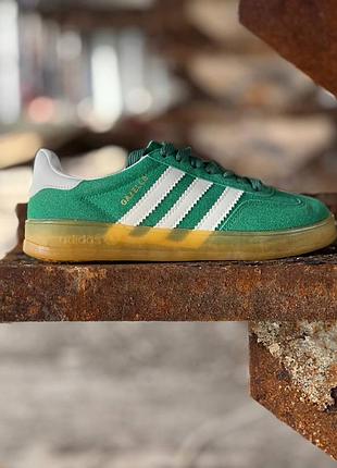 Стильные женские кроссовки adidas gazelle indoor collegiate green gum