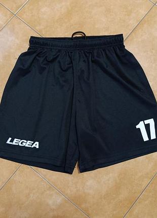 Чорні спортивні шорти бренду legea з білим нанесеним номером 17