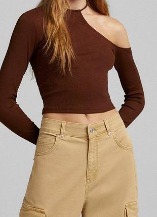 Коричнева кофтинка на одне плече bershka
