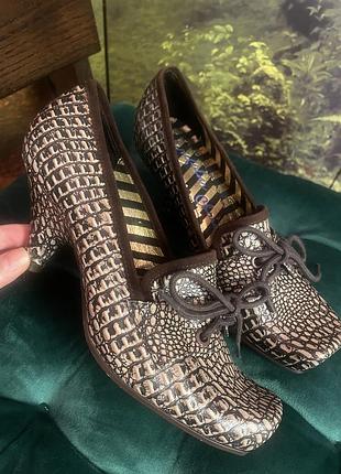 Колекційні шкіряні туфлі на шнурках тиснення під крокодила irregular choice «the princess lost her shoe»