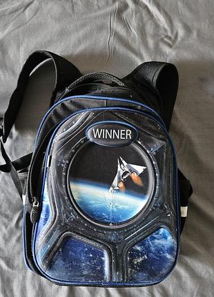 Каркасный школьный рюкзак winner с объёмным 3d-принтом «космос» объединяет эргономику, вместительность и яркий дизайн.