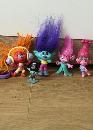 Іграшки персонажів poppy та branch з фільму «тролі 3: знову разом» від компанії mattel.