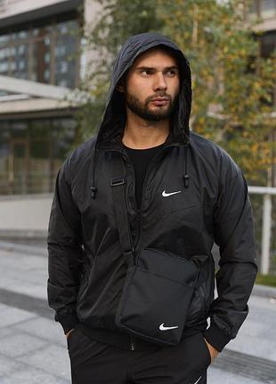 Мужская чёрная демисезонная водонепроницаемая ветровка nike windrunner из плащёвки с подкладкой, карманами и вшитым капюшоном