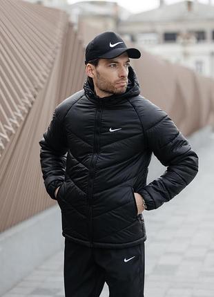Молодіжна утеплена чоловіча чорна куртка nike з прямим кроєм, реглановими рукавами, регульованим низом і кишенями для речей